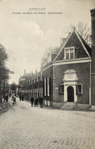 602243 Gezicht op de Vrijwoningen van de Fundatie van Maria van Pallaes (Agnietenstraat) te Utrecht met rechts het huis ...